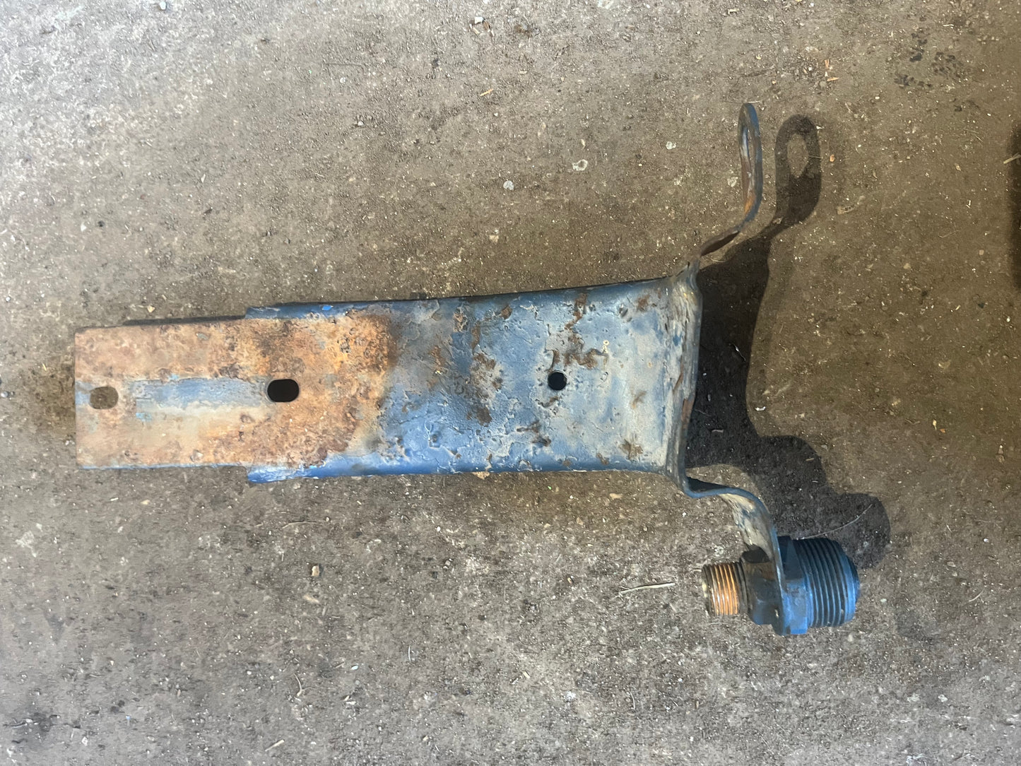 Tipping pipe bracket