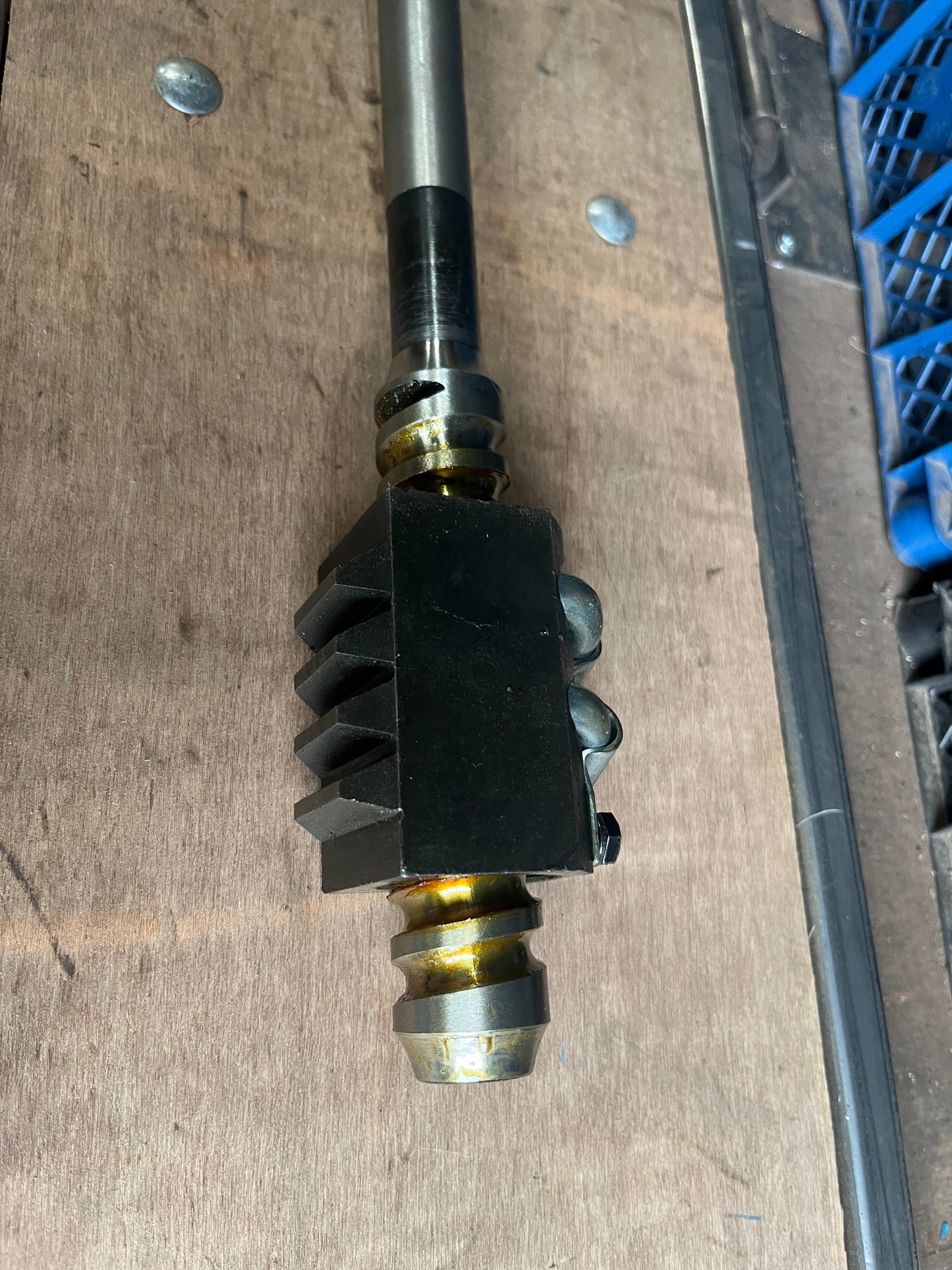 Ford 2000 / 3000 Steering box shaft & nut assy