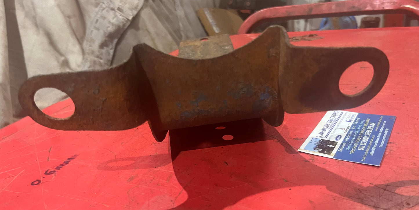 Tipping pipe bracket