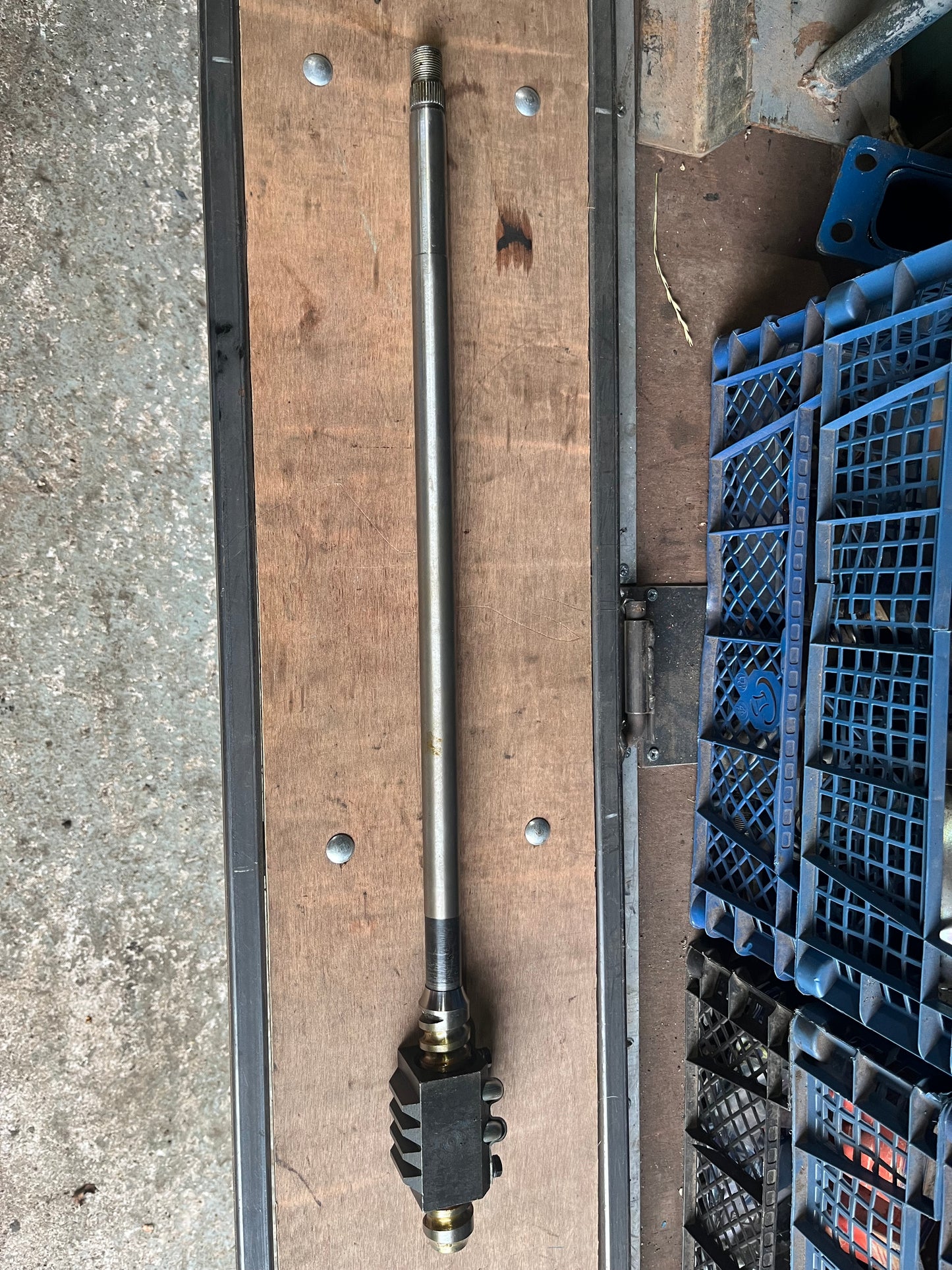 Ford 2000 / 3000 Steering box shaft & nut assy