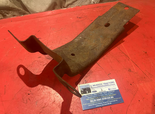 Tipping pipe bracket