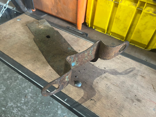 Tipping pipe bracket