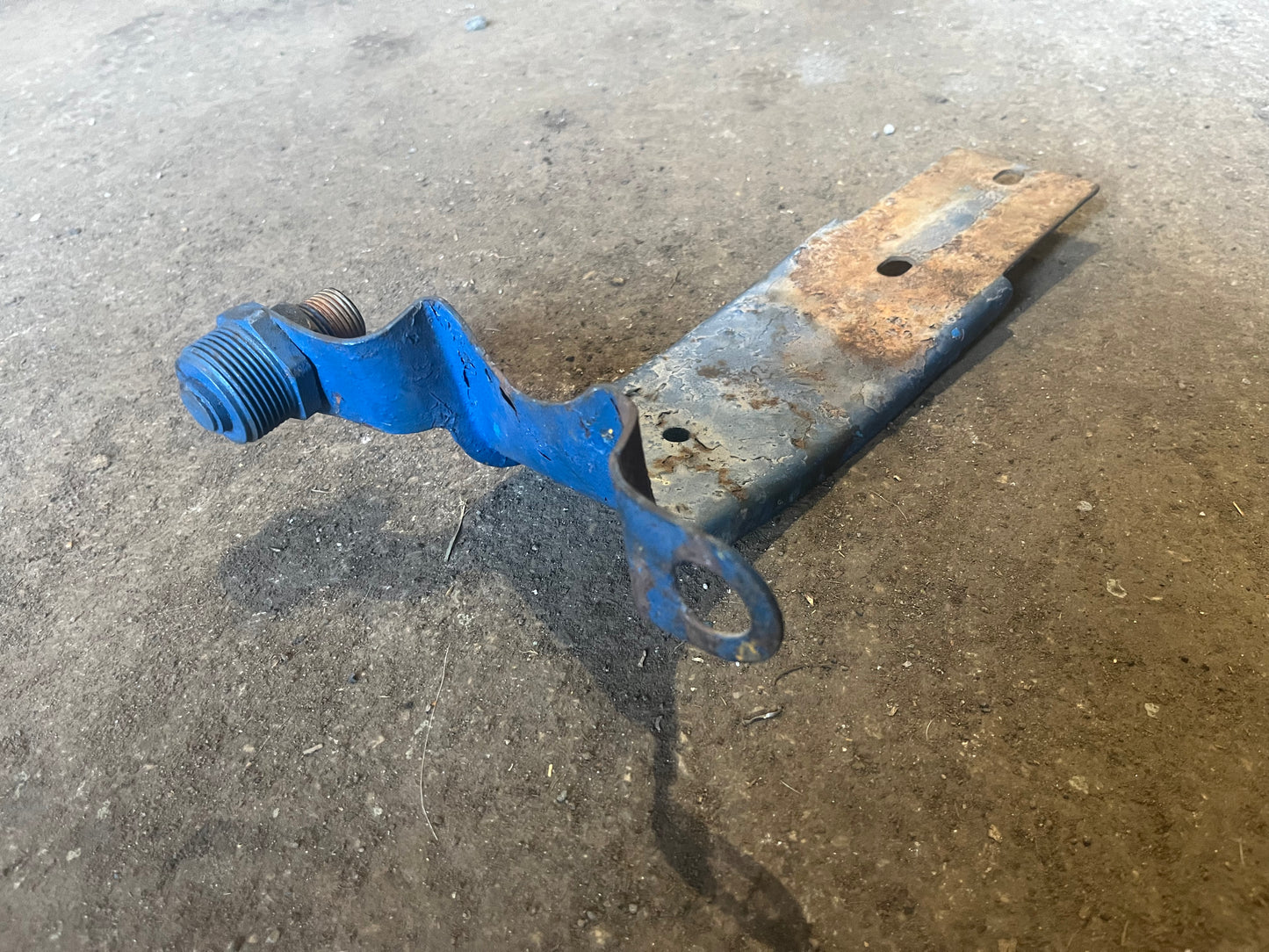 Tipping pipe bracket